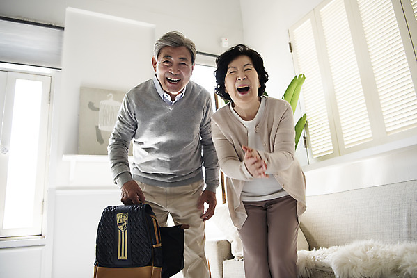 포토 JPG 여자 할아버지 노년 남자 할머니 거실 책가방 실내 서기 웃음 들기 상반신 두명 앞모습 노부부 한국인 기다림 60대 박수 즐거움 하교 70대 반가움 노인만 황혼육아 국내포토 부부 감정 뷰포인트 가방 모션 표정 사람 동양인 손짓 성인 내부 육아 등하교 성인만 파일형식