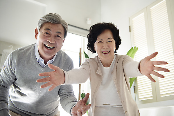 포토 JPG 여자 할아버지 노년 남자 할머니 거실 실내 서기 미소 상반신 두명 앞모습 노부부 한국인 기다림 60대 하교 70대 손뻗기 반가움 노인만 황혼육아 국내포토 부부 감정 뷰포인트 모션 표정 사람 동양인 성인 내부 육아 등하교 성인만 파일형식