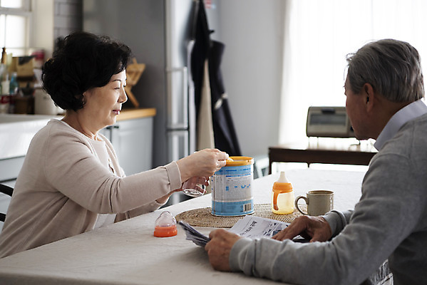 포토 JPG 응시 여자 할아버지 노년 남자 할머니 실내 앉기 상반신 두명 옆모습 주방 노부부 한국인 도움 신문 젖병 60대 70대 분유 노인만 친정엄마 황혼육아 국내포토 부부 시선 뷰포인트 컨셉 가족 모션 사람 동양인 성인 내부 간행물 아기용품 육아 뉴스 성인만 파일형식