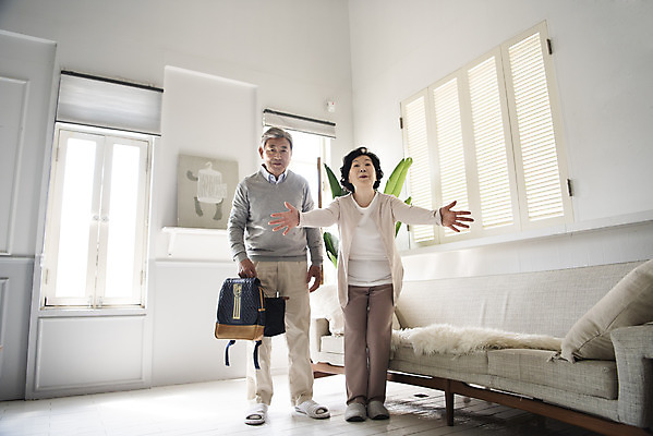 포토 JPG 전신 여자 할아버지 노년 남자 할머니 거실 책가방 실내 서기 웃음 들기 두명 앞모습 노부부 한국인 기다림 60대 즐거움 하교 70대 손뻗기 반가움 노인만 황혼육아 국내포토 부부 감정 뷰포인트 가방 모션 표정 사람 동양인 성인 내부 육아 등하교 성인만 파일형식