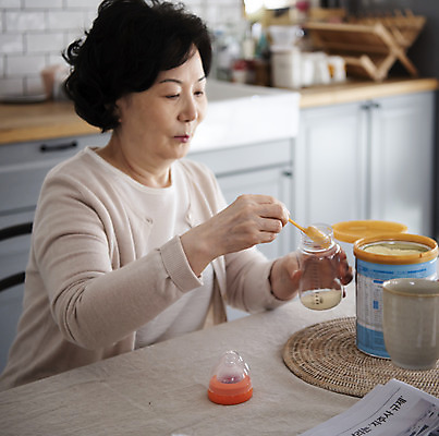 포토 JPG 응시 여자 노년 할머니 실내 한명 앉기 상반신 옆모습 주방 한국인 젖병 60대 분유 노인여자한명만 황혼육아 국내포토 1 시선 뷰포인트 모션 사람 동양인 성인 내부 아기용품 육아 여자한명만 노인여자만 파일형식