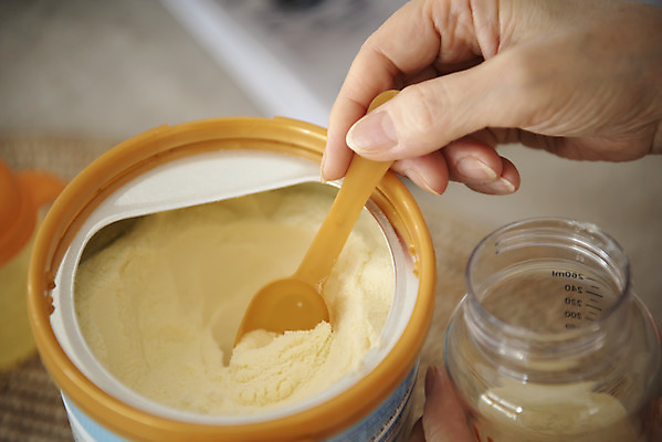 포토 JPG 손 여자 노년 할머니 거실 실내 한명 들기 아웃포커스 신체부위 한국인 젖병 60대 분유 노인여자한명만 황혼육아 국내포토 1 모션 촬영기법 사람 동양인 성인 내부 아기용품 육아 여자한명만 노인여자만 파일형식