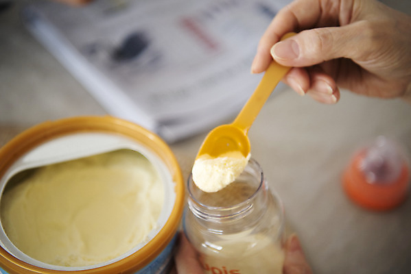 포토 JPG 손 여자 노년 할머니 거실 실내 한명 들기 아웃포커스 신체부위 한국인 젖병 60대 분유 노인여자한명만 황혼육아 국내포토 1 모션 촬영기법 사람 동양인 성인 내부 아기용품 육아 여자한명만 노인여자만 파일형식