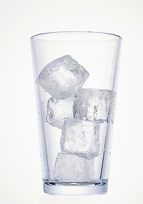 포토 JPG 스튜디오촬영 백그라운드 잔 실내 누끼 사람없음 여름 얼음 흰색 투명 차가움 시원함 물컵 오브젝트 흰배경 갈증해소 국내포토 자연요소 식기 계절 컬러 내부 컵 해소 파일형식