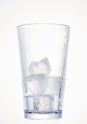 포토 JPG 스튜디오촬영 백그라운드 잔 실내 누끼 사람없음 여름 얼음 흰색 투명 차가움 시원함 물컵 오브젝트 흰배경 갈증해소 국내포토 자연요소 식기 계절 컬러 내부 컵 해소 파일형식