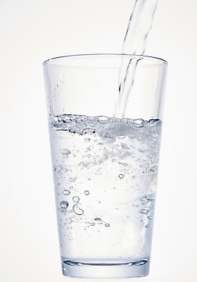 포토 JPG 스튜디오촬영 백그라운드 잔 실내 누끼 사람없음 물 여름 흰색 투명 붓기 차가움 시원함 물컵 오브젝트 흰배경 갈증해소 국내포토 자연요소 식기 계절 컬러 모션 내부 컵 해소 파일형식