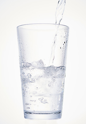 포토 JPG 스튜디오촬영 백그라운드 잔 실내 누끼 사람없음 물 여름 흰색 투명 붓기 차가움 시원함 물컵 오브젝트 흰배경 갈증해소 국내포토 자연요소 식기 계절 컬러 모션 내부 컵 해소 파일형식