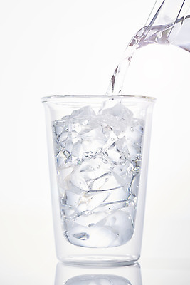 포토 JPG 스튜디오촬영 백그라운드 잔 실내 누끼 사람없음 물 여름 얼음 흰색 투명 붓기 차가움 시원함 물컵 오브젝트 흰배경 갈증해소 얼음물 국내포토 자연요소 식기 계절 컬러 모션 내부 컵 해소 파일형식