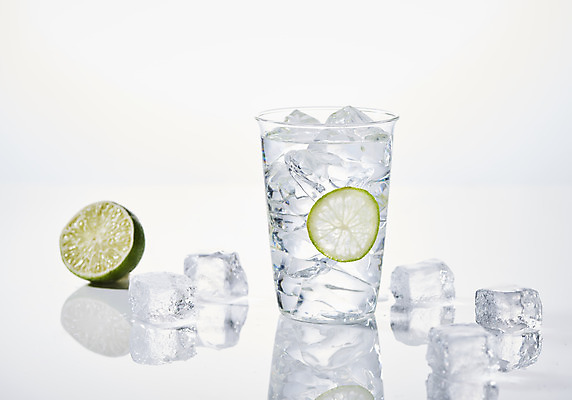 포토 JPG 스튜디오촬영 백그라운드 잔 실내 누끼 사람없음 여름 얼음 투명 차가움 시원함 가득함 물컵 오브젝트 흰배경 라임 갈증해소 얼음물 국내포토 자연요소 식기 계절 과일 내부 컵 물 흰색 해소 파일형식