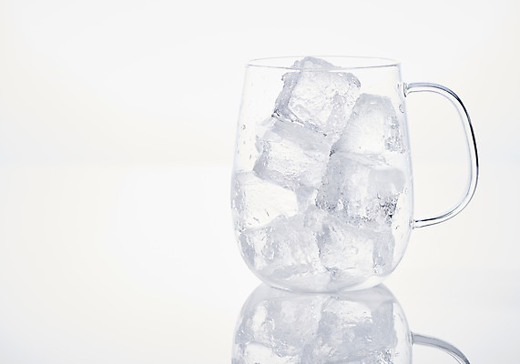 포토 JPG 스튜디오촬영 백그라운드 잔 실내 누끼 사람없음 여름 얼음 흰색 투명 차가움 시원함 물컵 오브젝트 흰배경 갈증해소 국내포토 자연요소 식기 계절 컬러 내부 컵 해소 파일형식