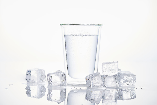 포토 JPG 스튜디오촬영 백그라운드 잔 실내 누끼 사람없음 여름 얼음 흰색 투명 차가움 시원함 물컵 오브젝트 흰배경 갈증해소 국내포토 자연요소 식기 계절 컬러 내부 컵 해소 파일형식