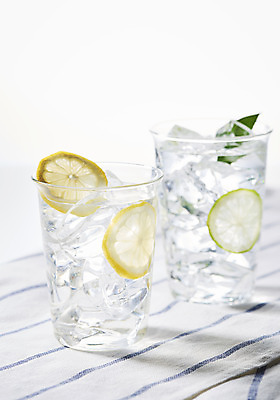 포토 JPG 스튜디오촬영 백그라운드 잔 실내 누끼 사람없음 여름 얼음 투명 차가움 시원함 레몬 물컵 오브젝트 흰배경 라임 갈증해소 얼음물 국내포토 자연요소 식기 계절 과일 내부 컵 물 흰색 해소 파일형식