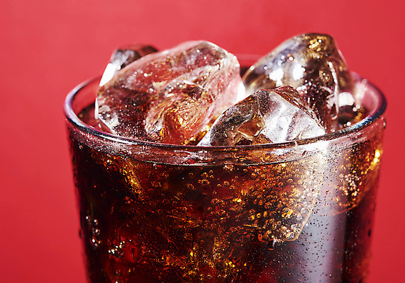 포토 JPG 스튜디오촬영 백그라운드 잔 실내 누끼 근접촬영 사람없음 여름 얼음 차가움 시원함 오브젝트 콜라 갈증해소 빨간배경 청량음료 국내포토 자연요소 식기 계절 음료 뷰포인트 내부 빨간색 탄산음료 해소 파일형식