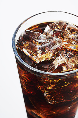 포토 JPG 스튜디오촬영 백그라운드 잔 실내 누끼 사람없음 여름 하이앵글 얼음 차가움 시원함 오브젝트 흰배경 콜라 갈증해소 청량음료 국내포토 자연요소 식기 계절 음료 뷰포인트 내부 흰색 탄산음료 해소 파일형식