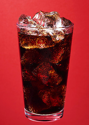 포토 JPG 스튜디오촬영 백그라운드 잔 실내 누끼 사람없음 여름 얼음 차가움 시원함 가득함 오브젝트 콜라 갈증해소 빨간배경 청량음료 국내포토 자연요소 식기 계절 음료 내부 빨간색 탄산음료 해소 파일형식