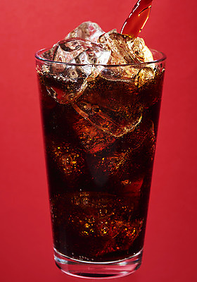 포토 JPG 스튜디오촬영 백그라운드 잔 실내 누끼 사람없음 여름 얼음 붓기 차가움 시원함 가득함 오브젝트 콜라 갈증해소 빨간배경 청량음료 국내포토 자연요소 식기 계절 음료 모션 내부 빨간색 탄산음료 해소 파일형식