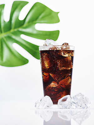 포토 JPG 스튜디오촬영 백그라운드 잔 실내 누끼 사람없음 여름 얼음 차가움 시원함 오브젝트 흰배경 콜라 갈증해소 몬스테라 청량음료 국내포토 자연요소 식물 식기 계절 음료 내부 흰색 탄산음료 해소 파일형식