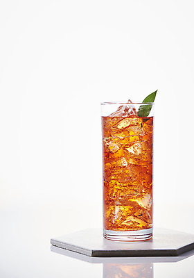 포토 JPG 스튜디오촬영 백그라운드 잎 잔 실내 누끼 사람없음 여름 얼음 차가움 시원함 오브젝트 흰배경 갈증해소 아이스티 국내포토 자연요소 식물 식기 계절 음료 내부 흰색 해소 파일형식