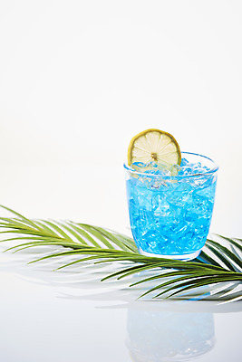 포토 JPG 스튜디오촬영 백그라운드 잎 잔 실내 누끼 사람없음 여름 얼음 차가움 시원함 레몬 오브젝트 흰배경 갈증해소 블루레몬에이드 국내포토 자연요소 식물 식기 계절 과일 내부 흰색 에이드 해소 파일형식