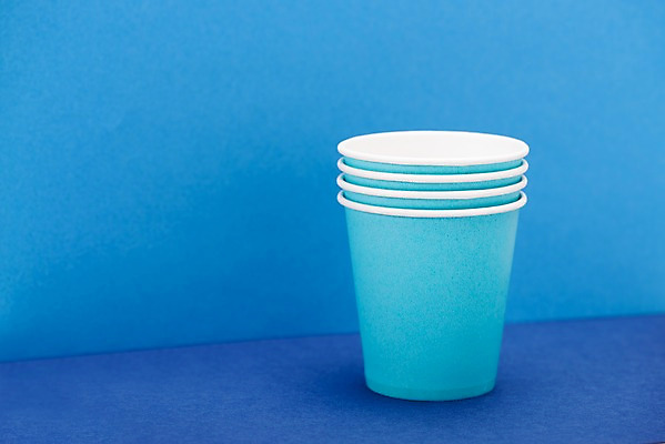 포토 JPG 스튜디오촬영 캠페인 실내 사람없음 쌓기 자연보호 환경 그린캠페인 여러개 재활용 환경오염 오염 종이컵 오브젝트 파란배경 제로웨이스트 국내포토 다수 백그라운드 컨셉 모션 자연 내부 컵 파란색 보호 일회용 사회이슈 친환경 파일형식