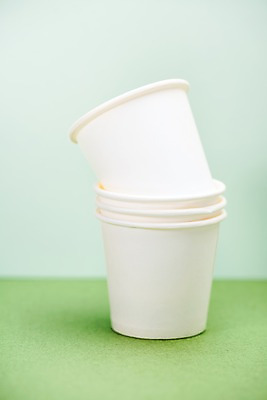 포토 JPG 스튜디오촬영 캠페인 실내 사람없음 쌓기 자연보호 환경 그린캠페인 여러개 재활용 환경오염 오염 종이컵 오브젝트 파란배경 제로웨이스트 국내포토 다수 백그라운드 컨셉 모션 자연 내부 컵 파란색 보호 일회용 사회이슈 친환경 파일형식