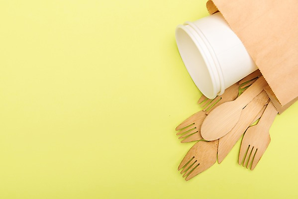 포토 JPG 스튜디오촬영 캠페인 실내 사람없음 하이앵글 종이봉투 자연보호 환경 그린캠페인 재활용 환경오염 오염 종이컵 일회용 오브젝트 나무스푼 나무포크 노란배경 플랫레이 제로웨이스트 국내포토 뷰포인트 백그라운드 포크 컨셉 자연 봉투 내부 컵 노란색 플랫 보호 사회이슈 친환경 나무숟가락 파일형식