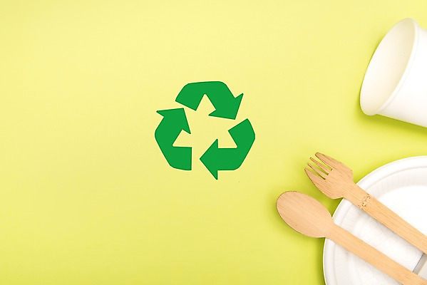 포토 JPG 스튜디오촬영 캠페인 실내 사람없음 하이앵글 자연보호 환경 그린캠페인 재활용 환경오염 오염 종이컵 심볼 오브젝트 분리수거 나무스푼 나무포크 노란배경 일회용접시 플랫레이 제로웨이스트 재활용표시 국내포토 접시 뷰포인트 백그라운드 포크 컨셉 자연 표시 내부 컵 노란색 플랫 보호 일회용 사회이슈 친환경 나무숟가락 파일형식