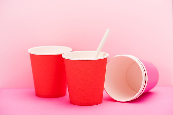 포토 JPG 스튜디오촬영 캠페인 실내 빨대 사람없음 빨간색 자연보호 환경 그린캠페인 여러개 재활용 환경오염 오염 종이컵 오브젝트 분홍색배경 제로웨이스트 국내포토 분홍색 컬러 다수 백그라운드 컨셉 자연 내부 컵 보호 일회용 사회이슈 친환경 파일형식