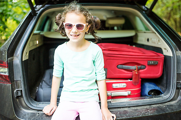 포토 JPG 주간 서양인 외국인 여자 딸 행복 어린이 여행 자동차 가족여행 한명 미소 앉기 소녀 상반신 야외 앞모습 10대 소풍 캐리어 화목 가족라이프 즐거움 체코 자동차트렁크 소녀한명만 국내포토 자연요소 1 라이프스타일 감정 유럽 육상교통 뷰포인트 컨셉 가족 모션 청소년 표정 사람 인종 야외활동 여행가방 여자한명만 소녀만 파일형식