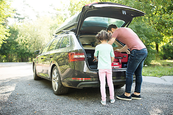 포토 JPG 주간 전신 서양인 외국인 여자 남자 딸 행복 어린이 여행 자동차 가족여행 서기 소녀 20대 성인 야외 두명 뒷모습 10대 소풍 화목 가족라이프 아빠 즐거움 체코 자동차트렁크 부녀 국내포토 자연요소 라이프스타일 감정 유럽 육상교통 뷰포인트 컨셉 가족 모션 청소년 사람 인종 청년 야외활동 파일형식
