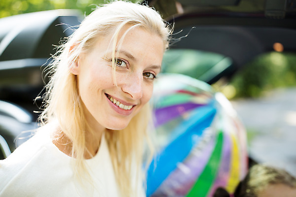 포토 JPG 주간 서양인 외국인 여자 행복 여행 자동차 엄마 가족여행 한명 서기 미소 상반신 성인 야외 옆모습 아웃포커스 30대 소풍 화목 가족라이프 비치볼 즐거움 체코 성인여자한명만 국내포토 자연요소 1 라이프스타일 감정 유럽 육상교통 뷰포인트 컨셉 공 가족 모션 바캉스용품 촬영기법 표정 사람 인종 장년 야외활동 여자한명만 성인여자만 파일형식