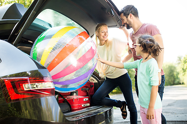 포토 JPG 주간 전신 서양인 외국인 여자 남자 딸 행복 어린이 여행 가족 자동차 엄마 가족여행 서기 미소 소녀 상반신 20대 성인 야외 옆모습 10대 세명 30대 소풍 화목 가족라이프 아빠 비치볼 즐거움 체코 자동차트렁크 국내포토 자연요소 라이프스타일 감정 유럽 육상교통 뷰포인트 컨셉 공 관계 모션 청소년 바캉스용품 표정 사람 인종 청년 장년 야외활동 파일형식