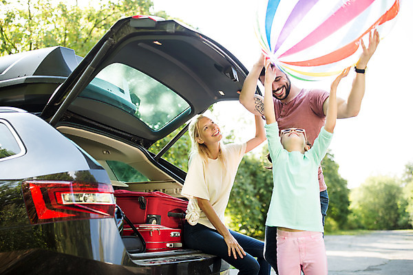 포토 JPG 주간 서양인 외국인 여자 남자 딸 행복 어린이 여행 가족 자동차 엄마 가족여행 서기 미소 앉기 소녀 상반신 20대 성인 야외 앞모습 옆모습 10대 세명 30대 소풍 화목 가족라이프 아빠 비치볼 즐거움 체코 자동차트렁크 국내포토 자연요소 라이프스타일 감정 유럽 육상교통 뷰포인트 컨셉 공 관계 모션 청소년 바캉스용품 표정 사람 인종 청년 장년 야외활동 파일형식