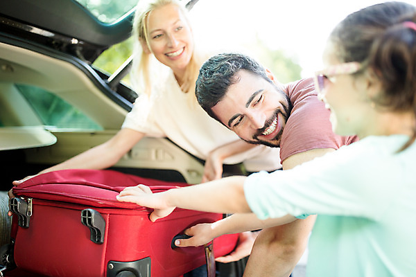 포토 JPG 주간 서양인 외국인 여자 남자 딸 행복 어린이 여행 가족 자동차 엄마 가족여행 서기 미소 소녀 상반신 20대 성인 야외 옆모습 10대 세명 30대 소풍 캐리어 화목 가족라이프 아빠 즐거움 체코 자동차트렁크 국내포토 자연요소 라이프스타일 감정 유럽 육상교통 뷰포인트 컨셉 관계 모션 청소년 표정 사람 인종 청년 장년 야외활동 여행가방 파일형식