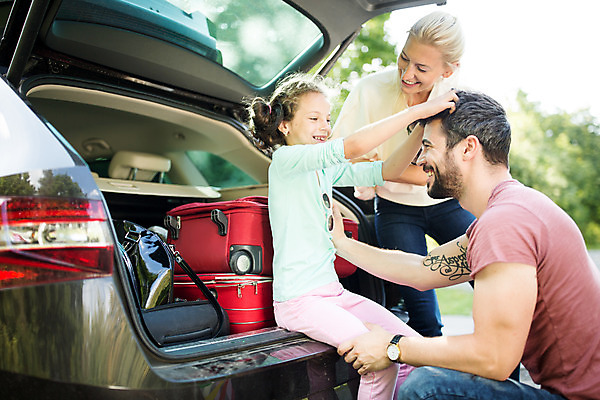 포토 JPG 주간 서양인 외국인 여자 남자 딸 행복 어린이 여행 장난 가족 자동차 엄마 가족여행 서기 미소 앉기 소녀 상반신 20대 성인 야외 옆모습 10대 세명 30대 소풍 화목 가족라이프 아빠 즐거움 체코 자동차트렁크 국내포토 자연요소 라이프스타일 감정 유럽 육상교통 뷰포인트 컨셉 관계 모션 청소년 표정 사람 인종 청년 장년 야외활동 파일형식