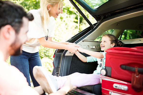 포토 JPG 주간 전신 서양인 외국인 여자 남자 딸 행복 어린이 여행 장난 가족 자동차 엄마 가족여행 서기 앉기 소녀 상반신 20대 성인 야외 옆모습 10대 세명 30대 소풍 캐리어 손잡기 화목 가족라이프 아빠 즐거움 체코 자동차트렁크 국내포토 자연요소 라이프스타일 감정 유럽 육상교통 뷰포인트 컨셉 관계 모션 청소년 사람 인종 청년 장년 야외활동 여행가방 파일형식