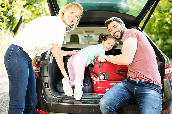 포토 JPG 주간 전신 서양인 외국인 여자 남자 딸 행복 어린이 여행 장난 가족 자동차 엄마 가족여행 미소 소녀 상반신 20대 성인 야외 옆모습 뒷모습 10대 세명 30대 소풍 캐리어 화목 가족라이프 뒤돌아보기 아빠 즐거움 체코 자동차트렁크 국내포토 자연요소 라이프스타일 감정 유럽 육상교통 뷰포인트 컨셉 관계 모션 청소년 표정 사람 인종 청년 장년 야외활동 여행가방 파일형식