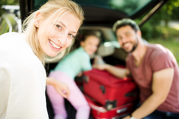 포토 JPG 주간 서양인 외국인 여자 남자 딸 행복 어린이 여행 장난 가족 자동차 엄마 가족여행 미소 소녀 상반신 20대 성인 야외 옆모습 뒷모습 아웃포커스 10대 세명 30대 소풍 캐리어 화목 가족라이프 뒤돌아보기 아빠 즐거움 체코 자동차트렁크 국내포토 자연요소 라이프스타일 감정 유럽 육상교통 뷰포인트 컨셉 관계 모션 청소년 촬영기법 표정 사람 인종 청년 장년 야외활동 여행가방 파일형식