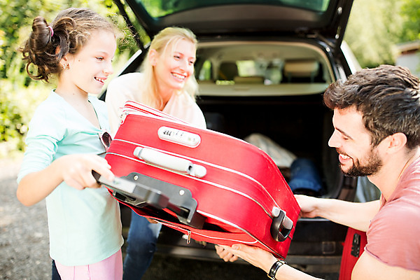 포토 JPG 주간 서양인 외국인 여자 남자 딸 행복 어린이 여행 가족 자동차 엄마 가족여행 서기 들기 소녀 상반신 20대 성인 야외 옆모습 10대 세명 30대 소풍 캐리어 화목 가족라이프 아빠 즐거움 체코 자동차트렁크 국내포토 자연요소 라이프스타일 감정 유럽 육상교통 뷰포인트 컨셉 관계 모션 청소년 사람 인종 청년 장년 야외활동 여행가방 파일형식