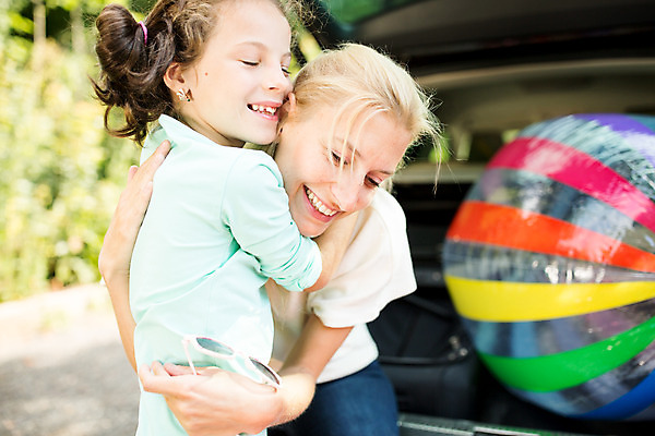 포토 JPG 주간 서양인 외국인 여자 딸 행복 어린이 여행 포옹 자동차 모녀 엄마 가족여행 사랑 서기 미소 상반신 성인 야외 두명 옆모습 10대 30대 소풍 화목 가족라이프 비치볼 즐거움 체코 자동차트렁크 여자만 국내포토 자연요소 라이프스타일 감정 유럽 육상교통 뷰포인트 컨셉 공 가족 안기 모션 청소년 바캉스용품 표정 사람 인종 장년 야외활동 파일형식