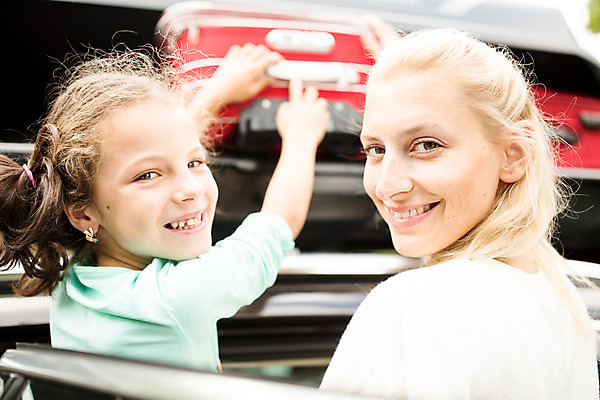 포토 JPG 주간 서양인 외국인 여자 딸 행복 어린이 여행 자동차 모녀 엄마 가족여행 서기 미소 상반신 성인 야외 두명 뒷모습 10대 30대 소풍 캐리어 화목 가족라이프 뒤돌아보기 즐거움 준비 체코 여자만 국내포토 자연요소 라이프스타일 감정 유럽 육상교통 뷰포인트 컨셉 가족 모션 청소년 표정 사람 인종 장년 야외활동 여행가방 파일형식