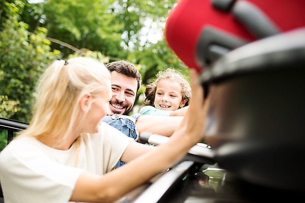 포토 JPG 주간 서양인 외국인 여자 남자 딸 행복 어린이 여행 가족 자동차 엄마 가족여행 서기 소녀 상반신 20대 성인 야외 옆모습 10대 세명 30대 소풍 캐리어 화목 가족라이프 아빠 즐거움 올리기 체코 국내포토 자연요소 라이프스타일 감정 유럽 육상교통 뷰포인트 컨셉 관계 모션 청소년 사람 인종 청년 장년 야외활동 여행가방 파일형식