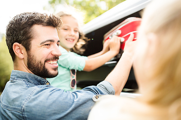 포토 JPG 주간 서양인 외국인 여자 남자 딸 행복 어린이 여행 가족 자동차 엄마 가족여행 서기 소녀 상반신 20대 성인 야외 옆모습 10대 세명 30대 소풍 캐리어 화목 가족라이프 아빠 즐거움 올리기 체코 국내포토 자연요소 라이프스타일 감정 유럽 육상교통 뷰포인트 컨셉 관계 모션 청소년 사람 인종 청년 장년 야외활동 여행가방 파일형식
