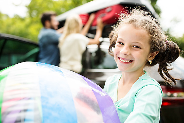 포토 JPG 주간 서양인 외국인 여자 남자 딸 행복 어린이 여행 가족 자동차 엄마 가족여행 서기 미소 소녀 상반신 20대 성인 야외 앞모습 아웃포커스 10대 세명 30대 소풍 캐리어 화목 가족라이프 아빠 비치볼 즐거움 체코 국내포토 자연요소 라이프스타일 감정 유럽 육상교통 뷰포인트 컨셉 공 관계 모션 청소년 바캉스용품 촬영기법 표정 사람 인종 청년 장년 야외활동 여행가방 파일형식
