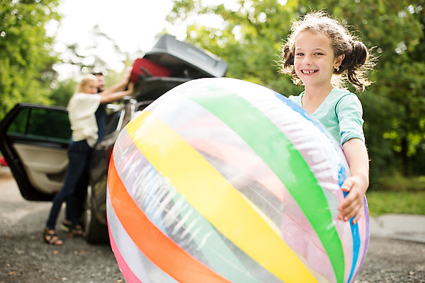 포토 JPG 주간 전신 서양인 외국인 여자 남자 딸 행복 어린이 여행 가족 자동차 엄마 가족여행 서기 들기 소녀 상반신 20대 성인 야외 앞모습 옆모습 아웃포커스 10대 세명 30대 소풍 화목 가족라이프 아빠 비치볼 즐거움 체코 국내포토 자연요소 라이프스타일 감정 유럽 육상교통 뷰포인트 컨셉 공 관계 모션 청소년 바캉스용품 촬영기법 사람 인종 청년 장년 야외활동 파일형식