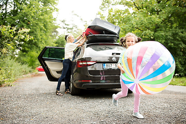 포토 JPG 주간 전신 서양인 외국인 여자 남자 딸 행복 어린이 여행 가족 자동차 엄마 가족여행 미소 들기 소녀 20대 성인 야외 앞모습 옆모습 10대 세명 30대 달리기 소풍 화목 가족라이프 아빠 비치볼 즐거움 체코 국내포토 자연요소 라이프스타일 감정 유럽 육상교통 뷰포인트 컨셉 공 관계 모션 청소년 바캉스용품 표정 사람 인종 청년 장년 야외활동 파일형식