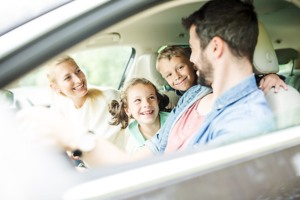 포토 JPG 주간 서양인 외국인 딸 행복 아들 어린이 여행 가족 자동차 엄마 가족여행 미소 소녀 소년 여러명 상반신 20대 성인 야외 옆모습 10대 30대 소풍 화목 운전 가족라이프 아빠 즐거움 체코 차안 국내포토 자연요소 라이프스타일 여자 남자 감정 유럽 육상교통 뷰포인트 다수 컨셉 관계 모션 청소년 표정 사람 인종 청년 장년 야외활동 파일형식