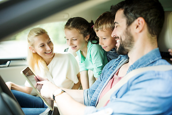 포토 JPG 주간 서양인 외국인 응시 딸 행복 아들 어린이 여행 가족 자동차 엄마 가족여행 미소 들기 소녀 소년 여러명 상반신 20대 성인 야외 옆모습 10대 30대 태블릿 소풍 화목 가리킴 가족라이프 아빠 즐거움 체코 차안 국내포토 자연요소 라이프스타일 시선 여자 남자 감정 유럽 육상교통 뷰포인트 다수 컨셉 관계 모션 청소년 표정 사람 인종 손짓 청년 장년 전자제품 스마트기기 야외활동 파일형식