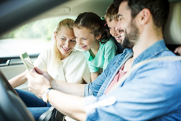 포토 JPG 주간 서양인 외국인 응시 딸 행복 아들 어린이 여행 가족 자동차 엄마 가족여행 미소 들기 소녀 소년 여러명 상반신 20대 성인 야외 옆모습 10대 30대 태블릿 소풍 화목 가리킴 가족라이프 아빠 즐거움 체코 차안 국내포토 자연요소 라이프스타일 시선 여자 남자 감정 유럽 육상교통 뷰포인트 다수 컨셉 관계 모션 청소년 표정 사람 인종 손짓 청년 장년 전자제품 스마트기기 야외활동 파일형식