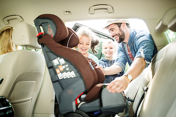 포토 JPG 주간 서양인 외국인 여자 남자 딸 행복 아들 어린이 여행 가족 자동차 엄마 가족여행 미소 소녀 소년 여러명 상반신 20대 성인 야외 옆모습 10대 세명 30대 소풍 마주보기 화목 가족라이프 아빠 즐거움 체코 차안 카시트 국내포토 자연요소 라이프스타일 감정 유럽 육상교통 뷰포인트 다수 컨셉 의자 관계 모션 청소년 표정 사람 인종 청년 장년 야외활동 파일형식